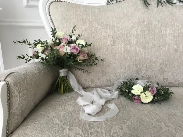 Букет невесты лиловый с белыми ранункулюсами